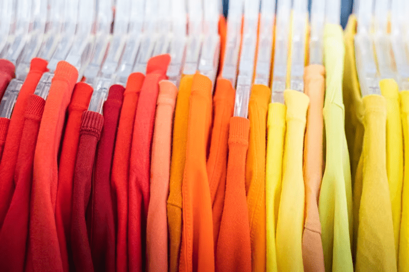 How to Organize Your Closet by Color: A Simple Guide