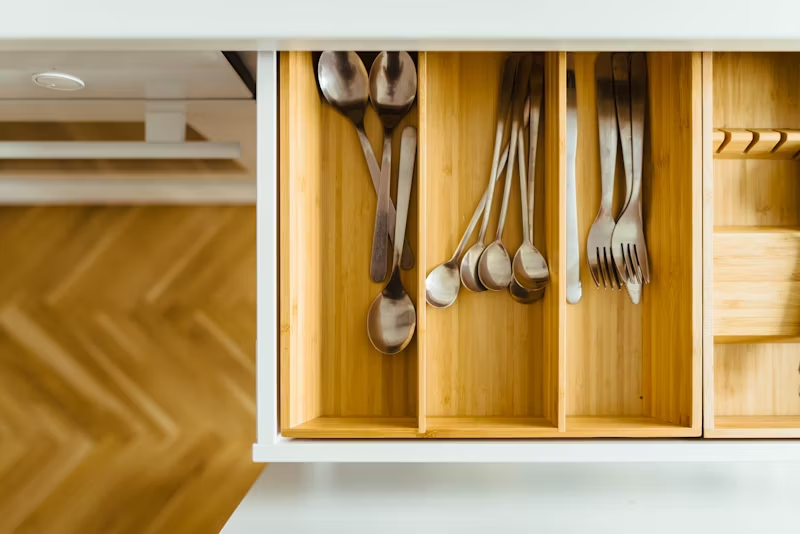 Drawer with utensils