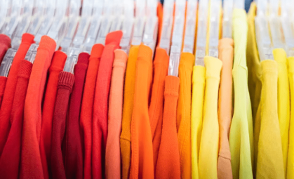 How to Organize Your Closet by Color: A Simple Guide